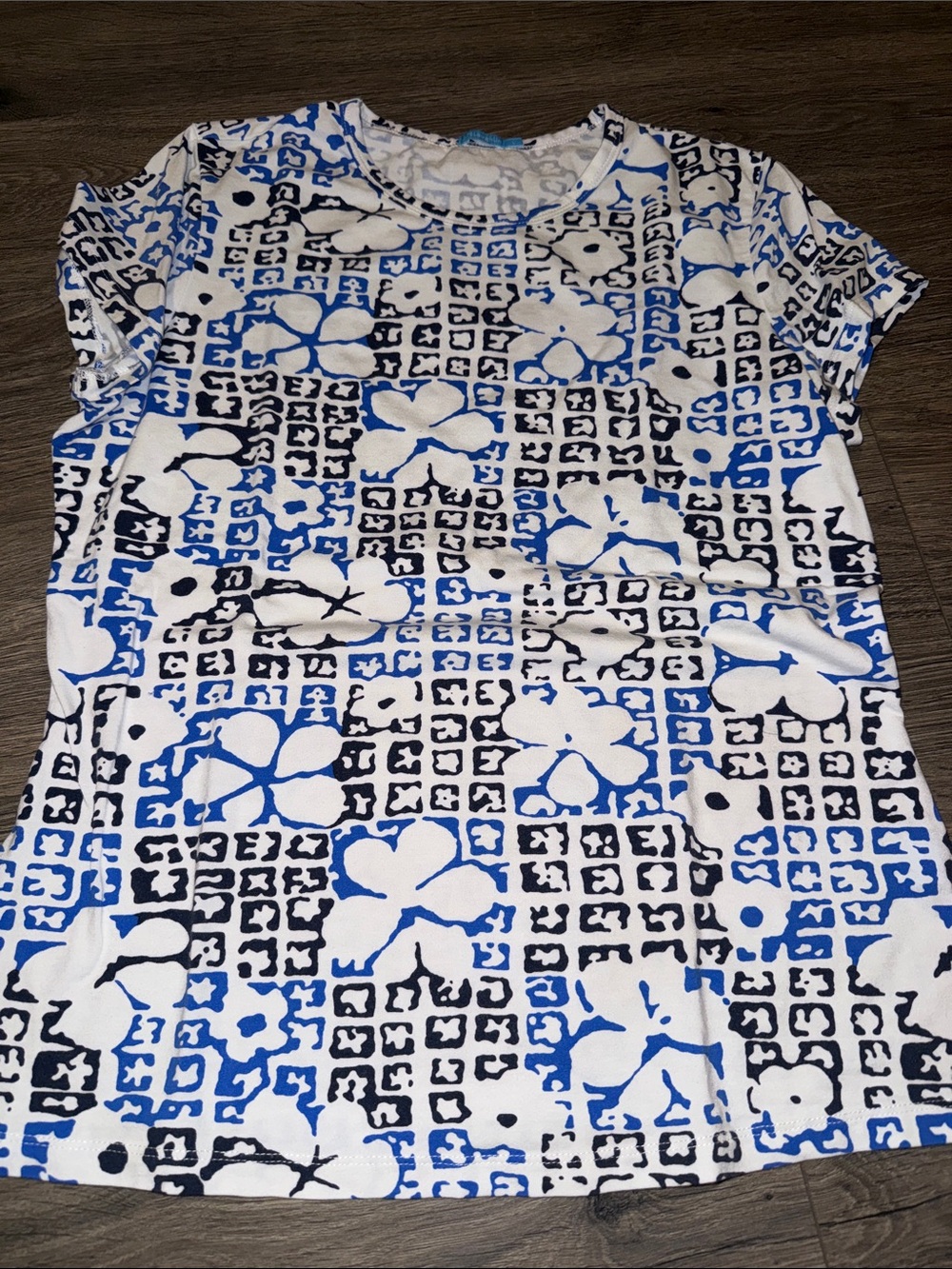 J. McLaughlin White Tee with Blue Tag and Black Print size large